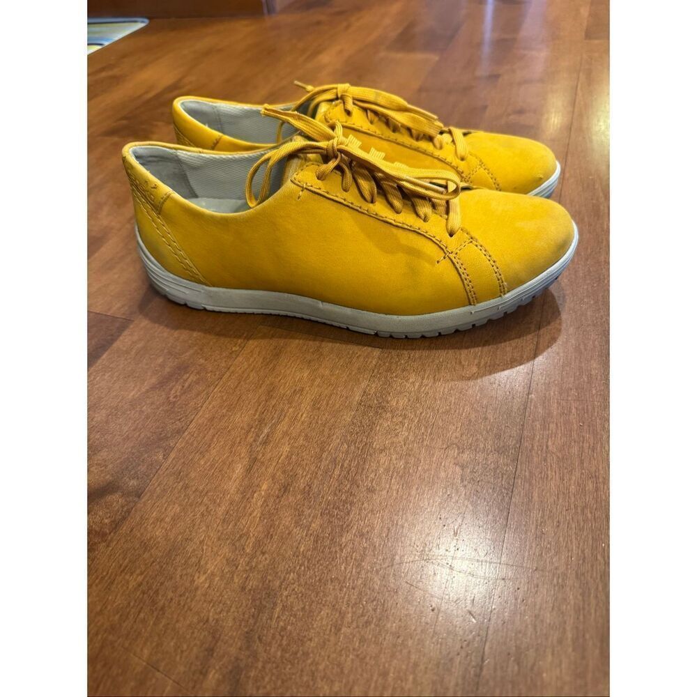 Woman’s leather Dansko yellow sneakers size 39